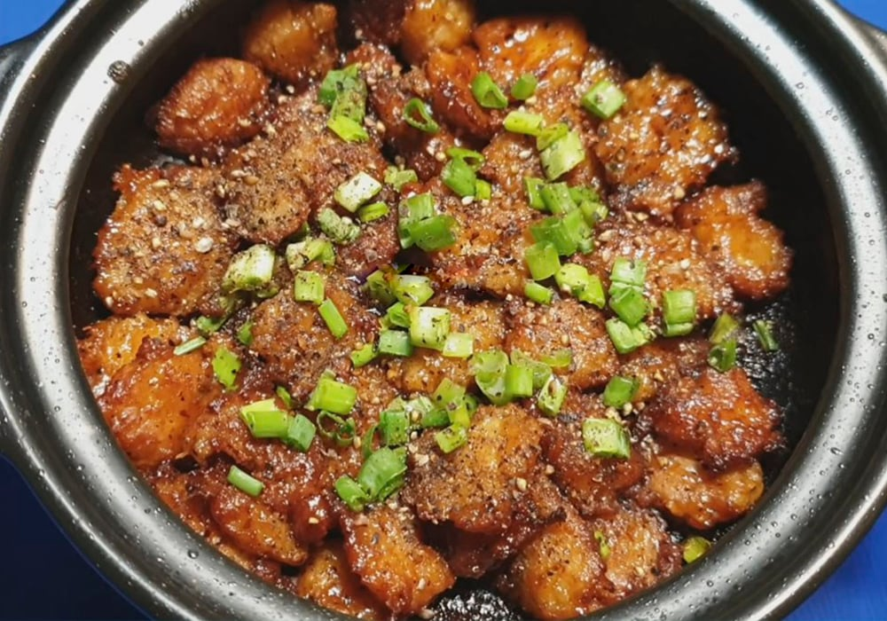 Rắc tiêu và hoàn thành món thịt kho